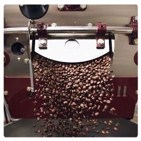 焙煎機から出る煎り豆